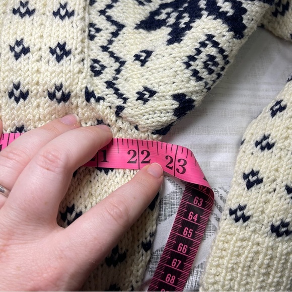 Vintage Nordic Women Navy  & Cream Snowflake winter chunky cardigan in size L/XL - Picture 9 of 10